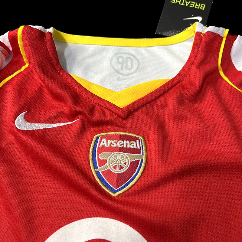 Kit Infantil Arsenal Home Retrô 2002 Camisa + Shorts Nike Unissex - Vermelho e Branco