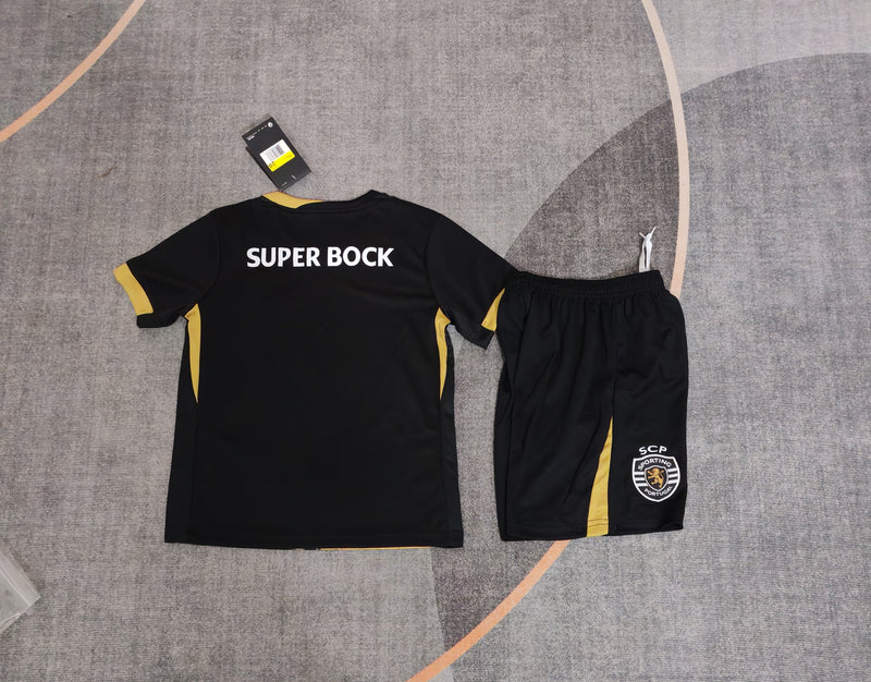 Kit Infantil Sporting Edição CR7 24/25 Unissex Nike - Preta e Dourada