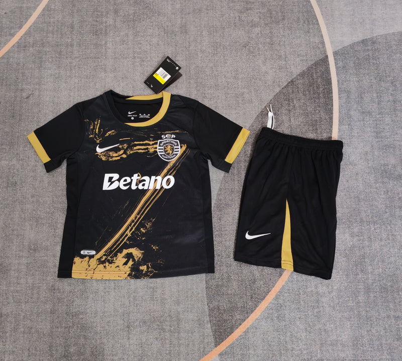 Kit Infantil Sporting Edição CR7 24/25 Unissex Nike - Preta e Dourada