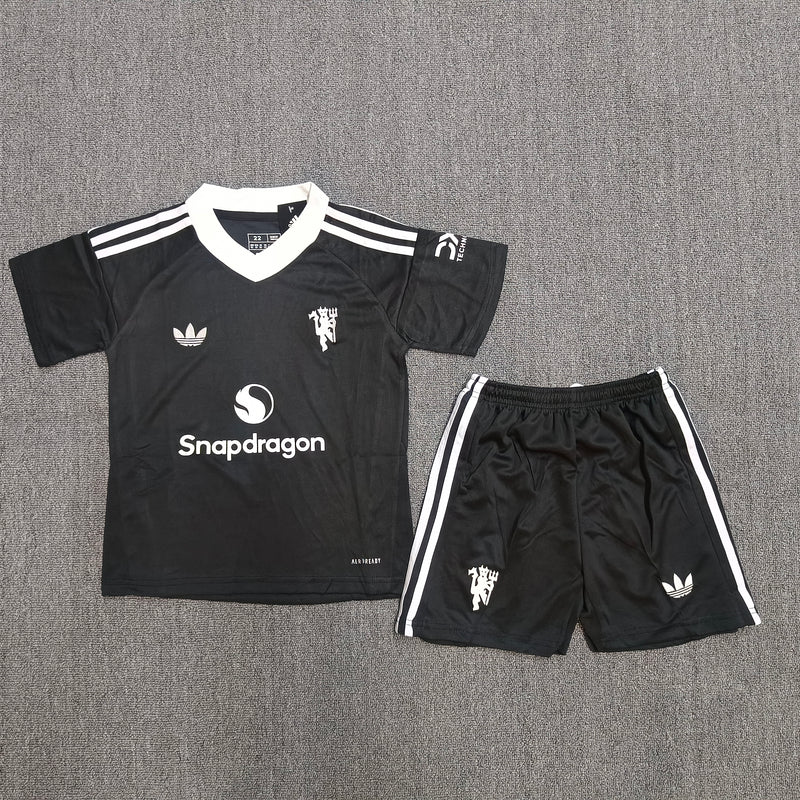 Kit infantil Manchester United Goleiro 24/25 Unissex Adidas - Preto