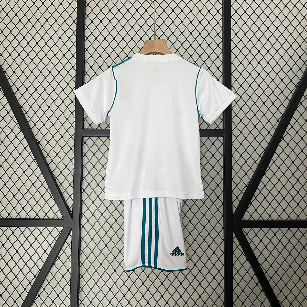 Kit Infantil Real Madrid Retrô Home 2017 Camisa + Shorts Adidas Unissex - Branca