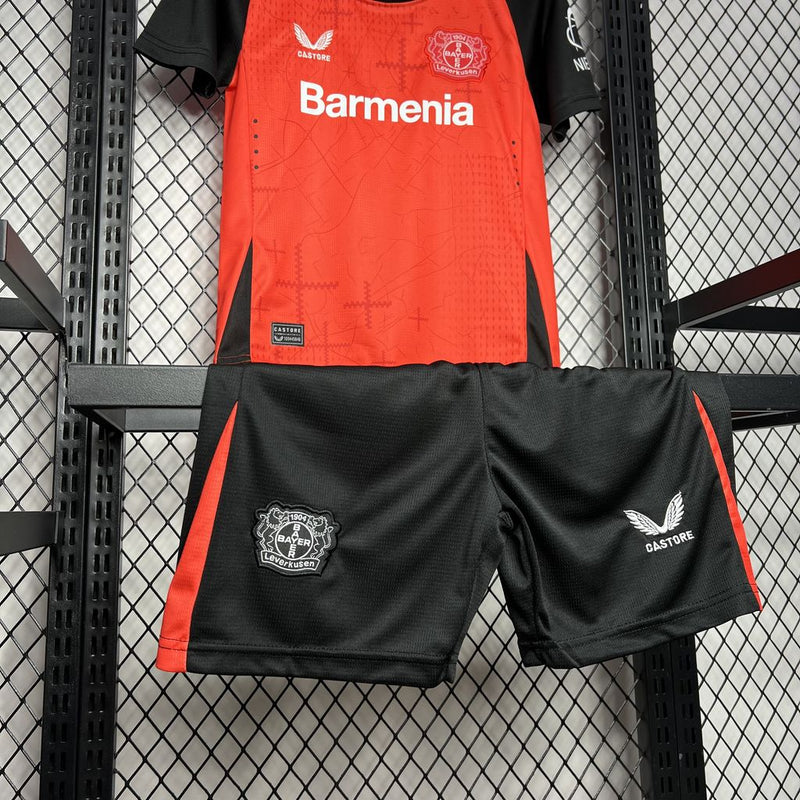 Kit Infantil Bayern Leverkusen Home 24/25 Camisa + Shorts Castore Unissex - Vermelho e Preto