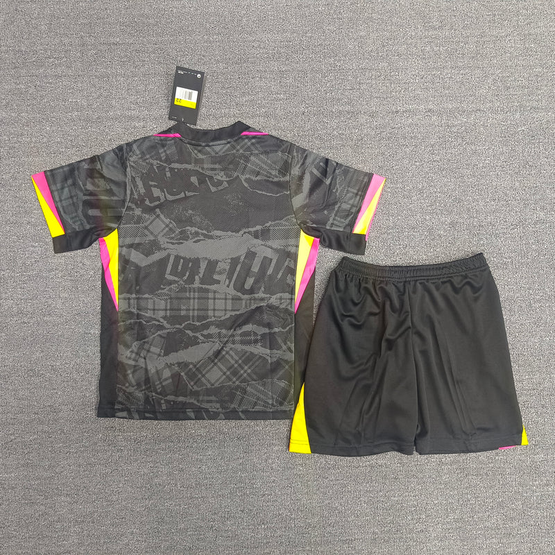 Kit Infantil Liverpool Fourth 24/25 Camisa + Shorts Nike Unissex - Preto