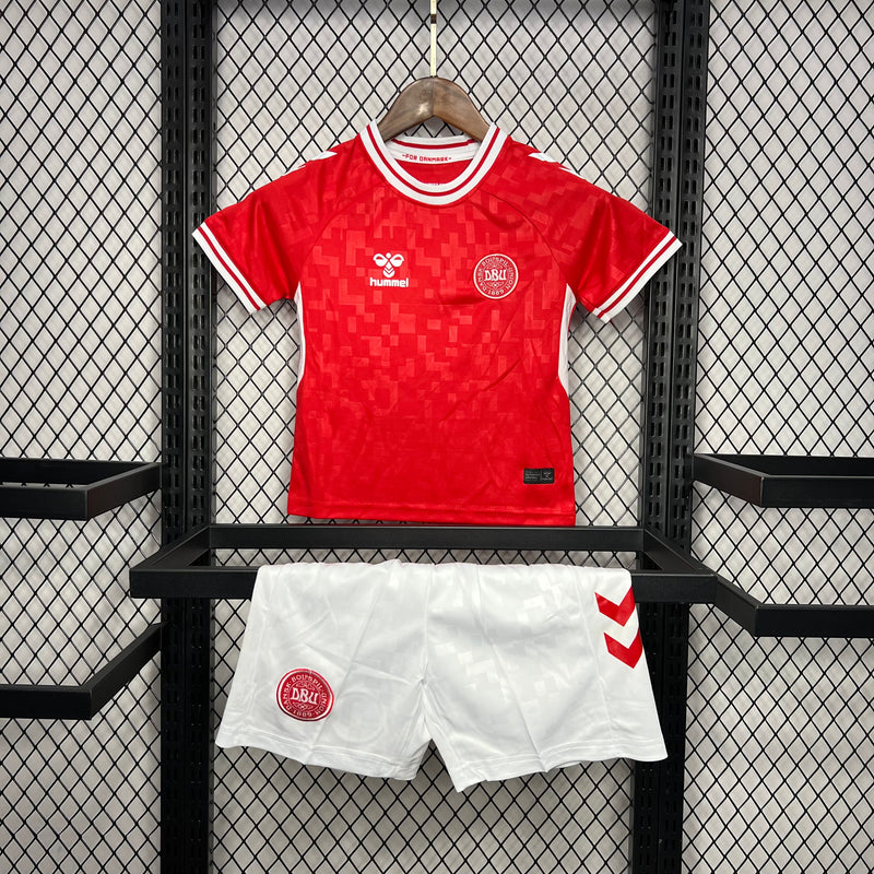 Kit Infantil Dinamarca Home 24/25 Hummel Unissex - Vermelho