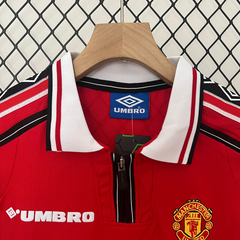 Kit infantil Manchester United Retrô Home 1999 Unissex Umbro  -  Vermelho