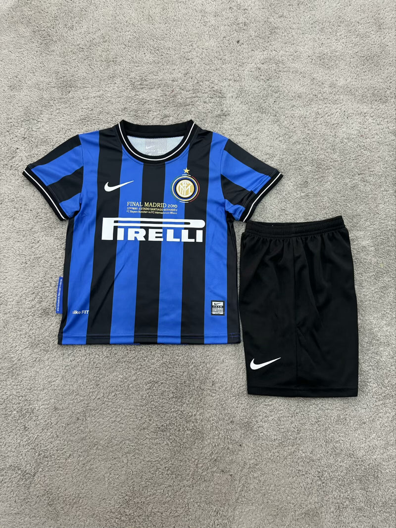 Kit Infantil Inter de Milão Home Retrô 2010 Camisa + Shorts Nike Unissex - Azul e Preto