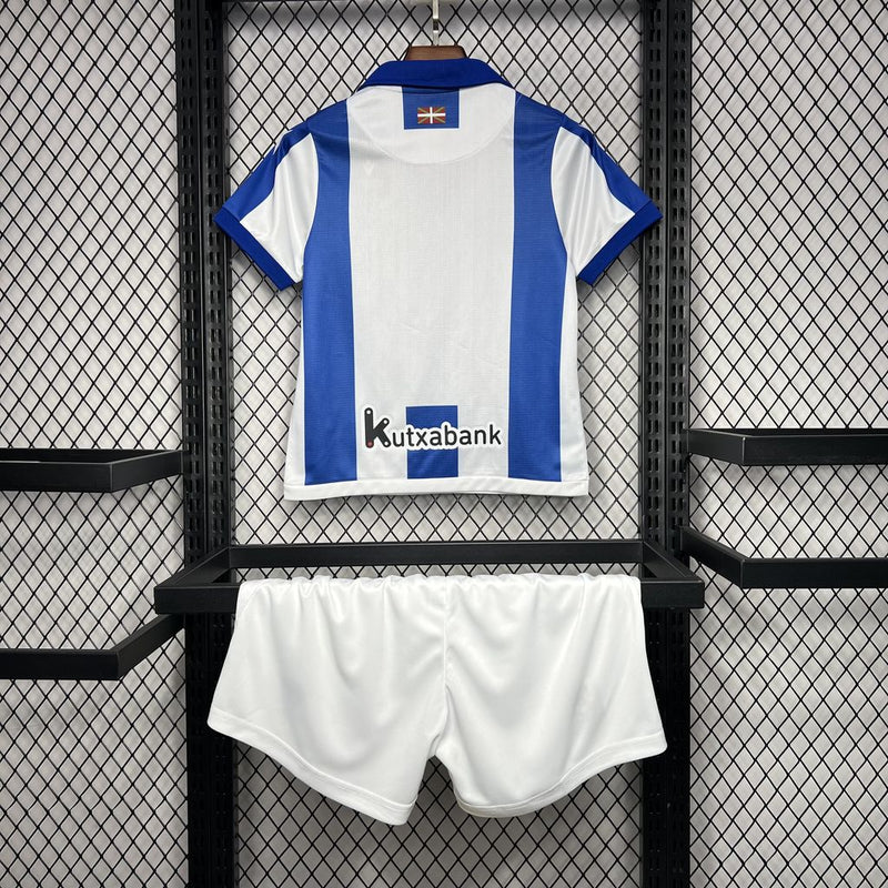 Kit Infantil Real Sociedad Home 24/25 Unissex Macron - Branco e Azul