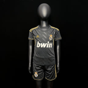 Kit Infantil Real Madrid Retrô Away 2012 Camisa + Shorts Adidas Unissex - Preto